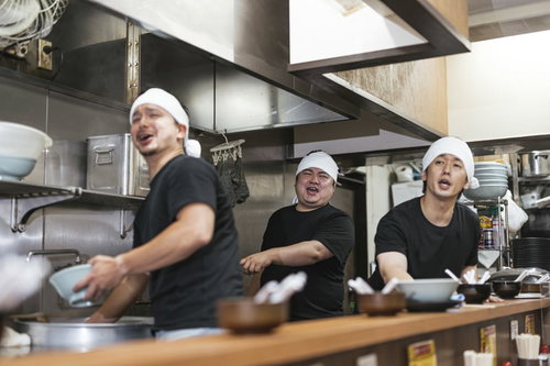 食い逃げだー！と厨房で叫ぶラーメン屋の男性店員たち