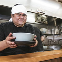 ラーメン評論家に怯えながらラーメンを提供する店主の厨房の写真