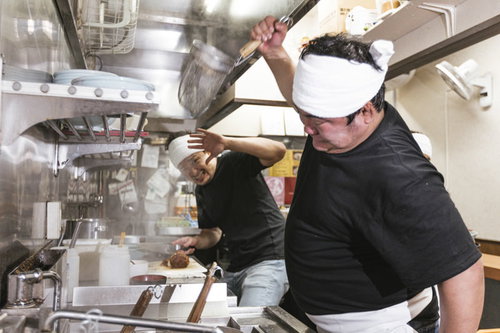 豪快すぎるラーメン厨房での湯切りの被害者