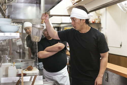 はじめての湯切りを任せられるラーメン店のアルバイト店員