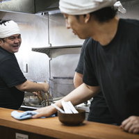 ラーメン出来らあっ！厨房で調理する店主の調理風景の写真