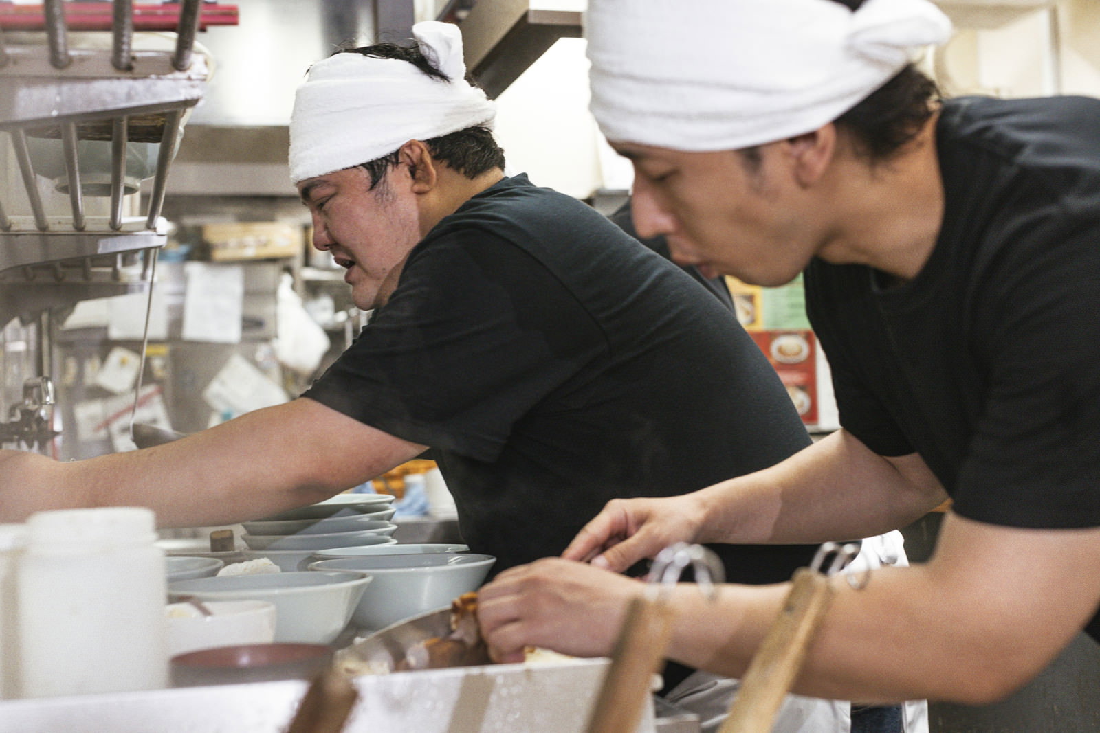ラーメン店厨房で盛り付け作業をする男性2人［モデル：段田隼人 大川竜弥］