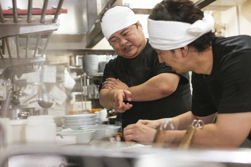 弟子に厳しくダメ出しするラーメン屋の親分
