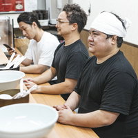 ラーメン屋店主風のコスプレをした客がカウンターに紛れ込むの写真