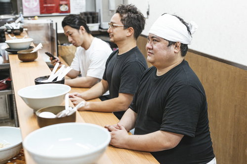 ラーメン屋店主風のコスプレをした客がカウンターに紛れ込む