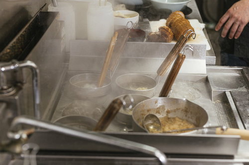 ラーメン屋の厨房で麺を茹でるテボとチャーシュー