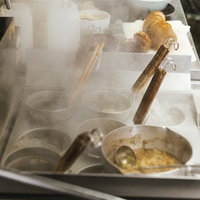 ゆで麺機のテボでラーメン麺を茹でる調理風景とチャーシューの写真
