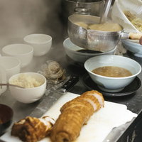 ラーメン厨房でスープとチャーシューを調理の写真