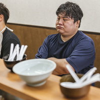 店内に書いてあるラーメンポエムを見て頷くラーメン評論家の男性の写真
