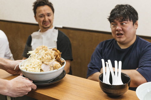 大ラーメン全部マシのボリュームに驚くラーメン評論家男性