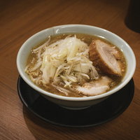 ネギマシマシの小ラーメン、醤油ラーメンの大盛り特盛りの写真