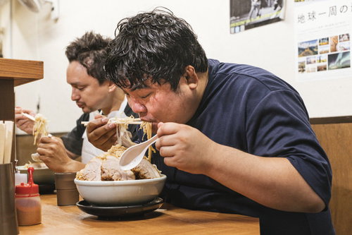 大ラーメンの完食は己との闘い。マシマシ盛りに挑むフードファイター
