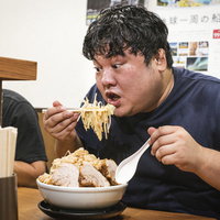 箸で掴んだ瞬間に完食できない量と悟ったフードファイターの大食い挑戦の写真