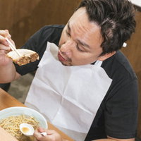 このチャーシュー、俺の胸板より厚いなと驚くフードファイターの写真