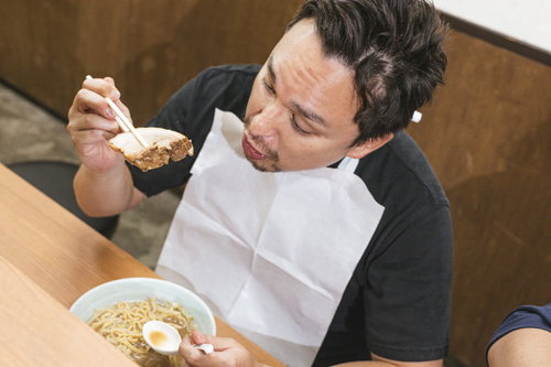 このチャーシュー、俺の胸板より厚いなと驚くフードファイター