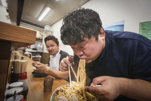 本能のままにラーメンの麺をバキュームする男性客