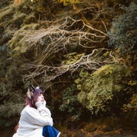 紅葉の渓谷を見に来た狐耳女子のコスプレポートレートの写真