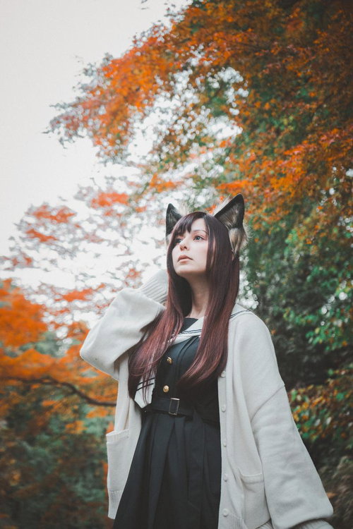 キツネ耳を付けた女性とモミジの紅葉・秋の屋外ポートレート