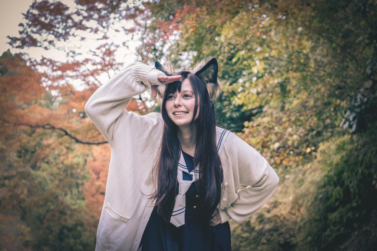 秋の紅葉した渓谷で狐耳をつけてコスプレをする笑顔の女性［モデル：ラミエル］
