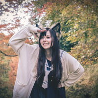 紅葉した渓谷で狐耳コスプレをする黒髪の女性の写真