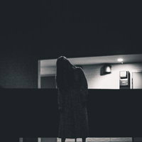 マンション内の暗闇に浮かび上がるミステリアスな女性の写真
