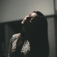 立ちすくみギロリと視線を合わせてきた女性の恐怖の写真