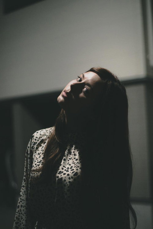 立ちすくみギロリと視線を合わせてきた女性の恐怖