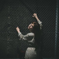 金網に囚われた女性の表情と心理描写--監禁と恐怖の表現の写真