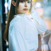街灯りに包まれた夜のポートレート、振り返る女性の写真