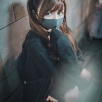 こちらを覗き込む地雷系マスク女子のキャリーケースの写真