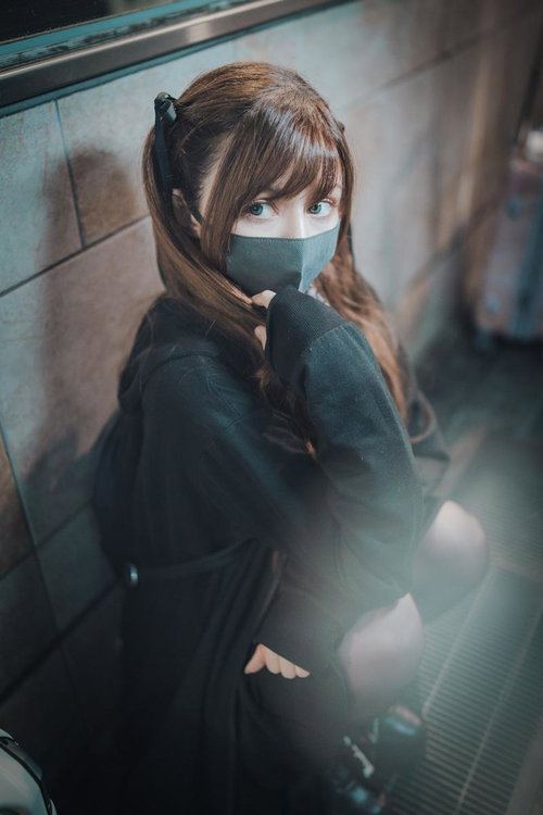 こちらを覗き込む地雷系マスク女子のキャリーケース