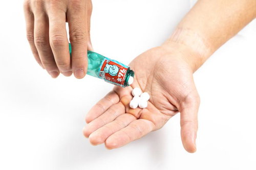 手のひらに出したラムネのお菓子は子ども向けの駄菓子