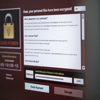 ランサムウェアに感染した同僚のパソコン画面の写真