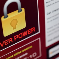 コンピューターの画面に表示された鍵のマークの写真