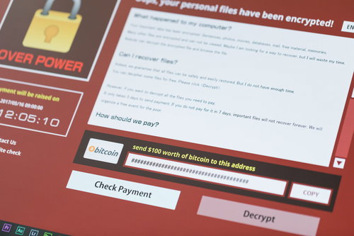 赤い警告画面で身代金を要求する暗号化型のランサムウェア