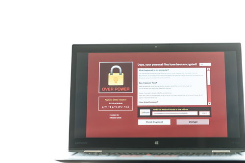 ランサムウェア感染警告が表示されたノートパソコン