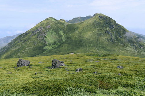 羅臼岳側から見る知床連山の山々と火volcano地帯の地形