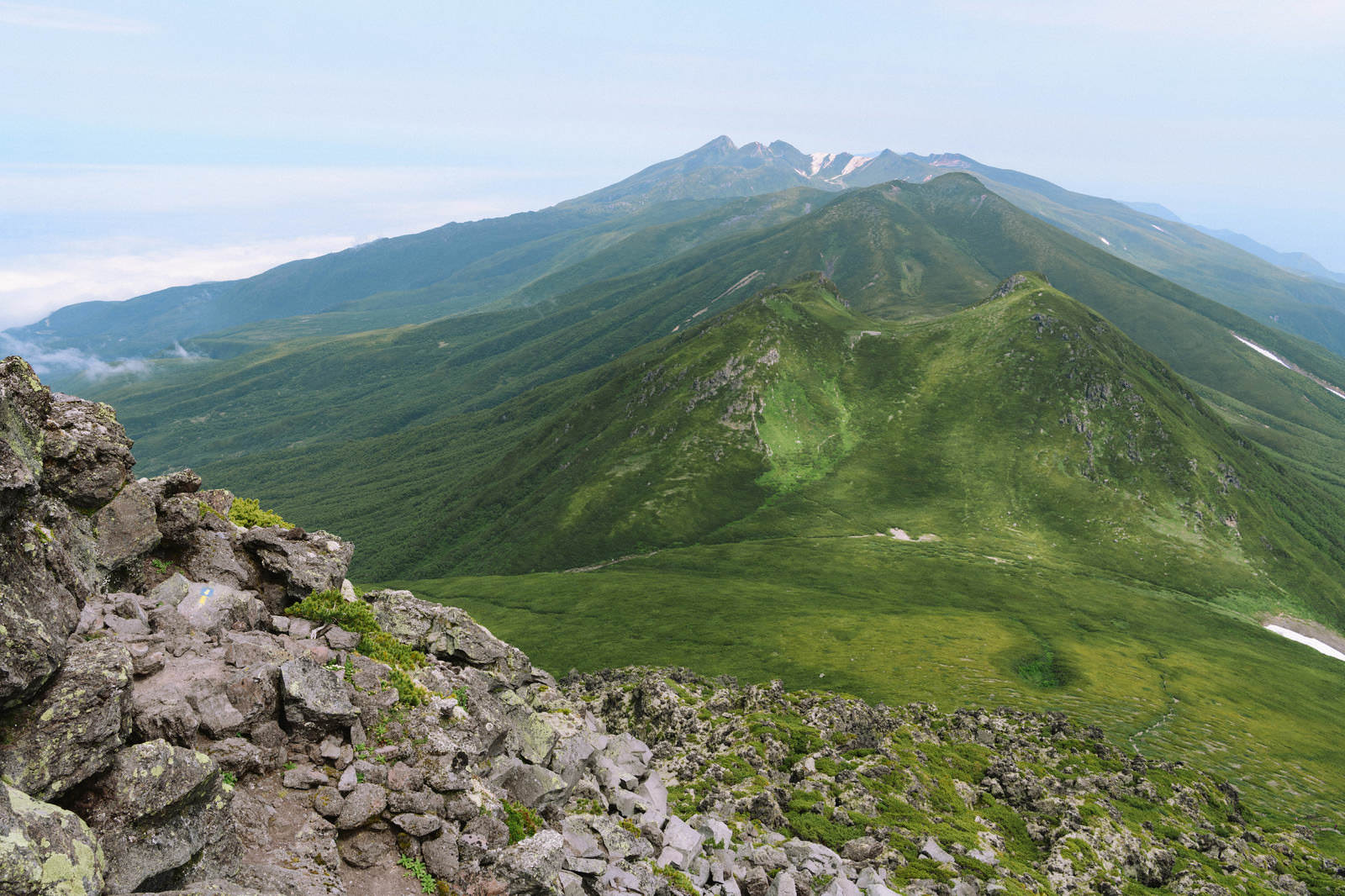 羅臼岳から見た硫黄岳方面の山並みと緑豊かな稜線