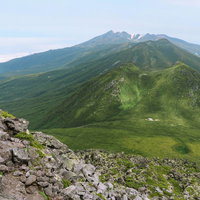 羅臼岳側から見る硫黄岳方面の知床山脈の雄大な稜線の写真