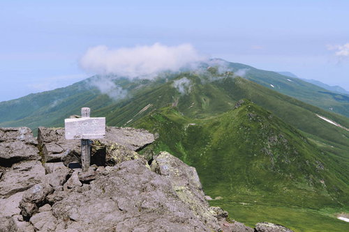 日本百名山・羅臼岳の山頂標と雲海に浮かぶ連山