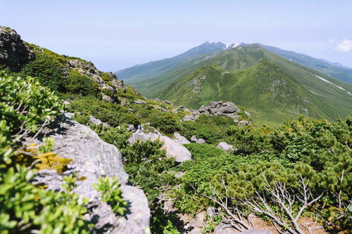 羅臼岳山頂直下の岩場から見る硫黄岳方面の山々