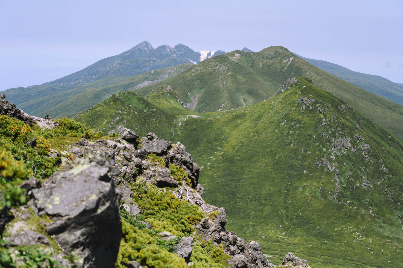 羅臼岳登山道から見た硫黄岳の稜線