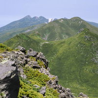 羅臼岳登山道から見る硫黄岳の写真