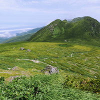 羅臼平を見下ろす羅臼岳の稜線の写真