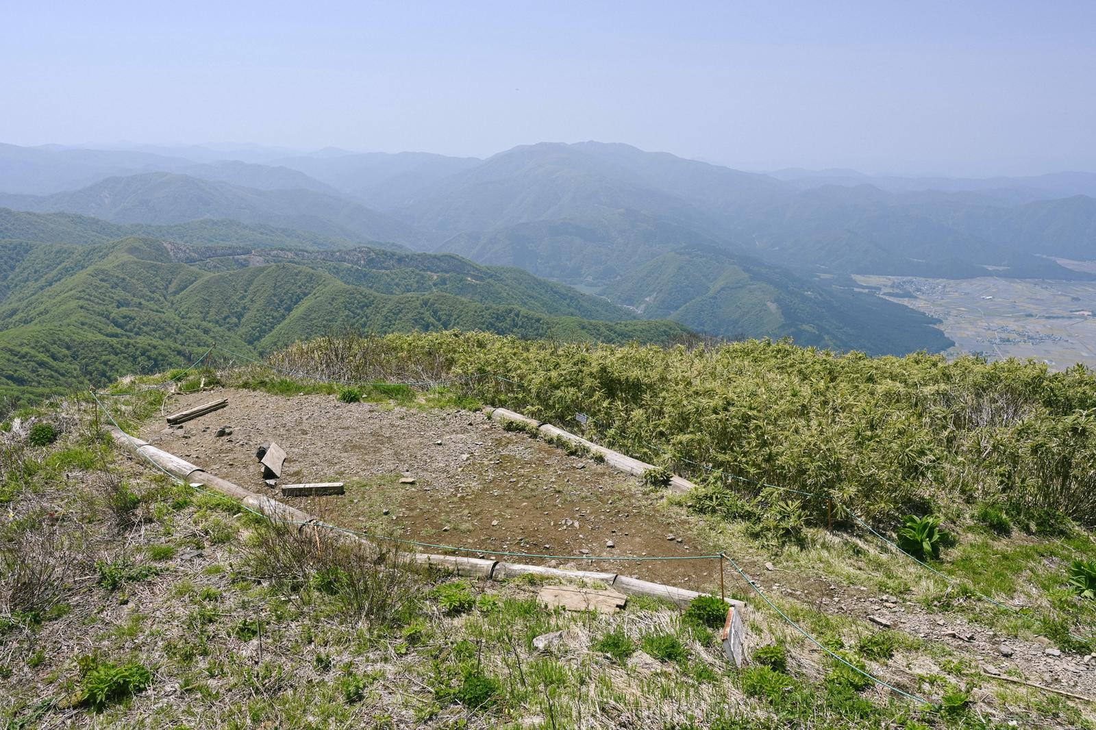 荒島岳山頂の休憩スペースから見える連なる緑の山並み