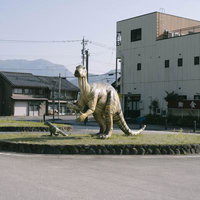 荒島岳登山口の越前大野駅前ロータリーに立つ恐竜モニュメントの写真