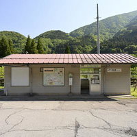 日本百名山・荒島岳の登山口にある勝原駅の駅舎の写真