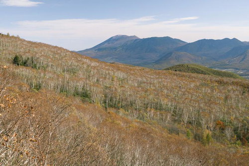 秋の紅葉に包まれた四阿山と浅間山の雄大な山並み