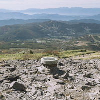 根子岳山頂からの雄大な山々を一望できる展望台の眺めの写真