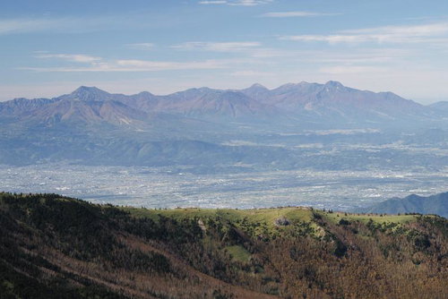 四阿山山頂から見渡す北信五岳と麓の街並みの広大な景観